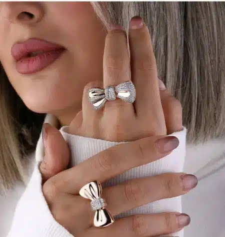 انگشتر طلا پاپیونی نگین‌دار کرومیک